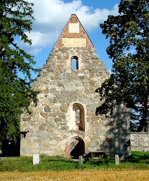 Plkneen rauniokirkko etupuolelta.